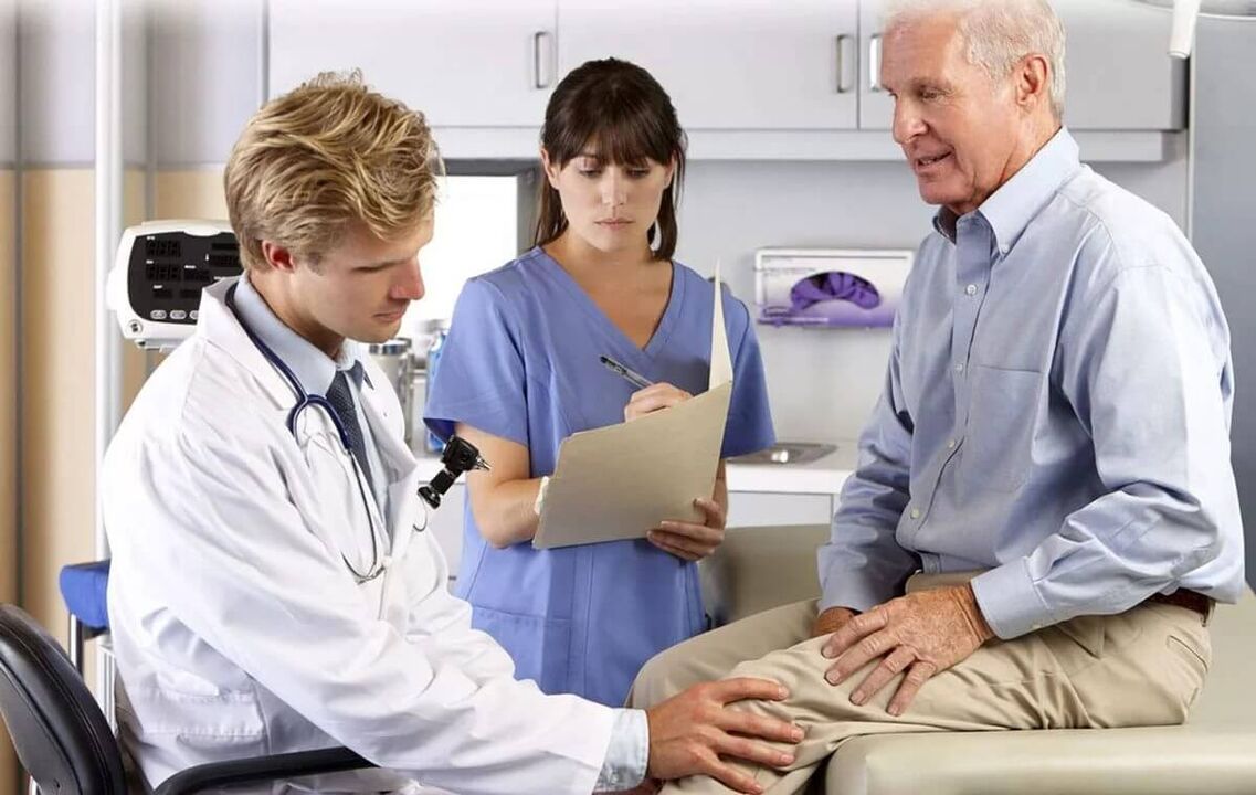 Un uomo più anziano con un'artrosi del ginocchio ad appuntamento da medico